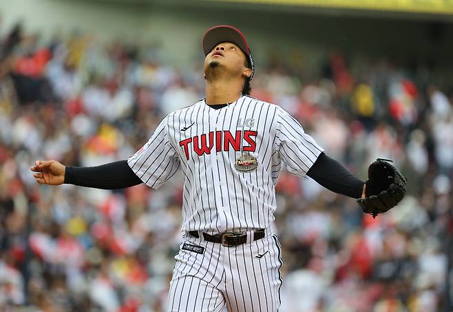 준플레이오프 마운드에 오른 LG 에르난데스. 연합뉴스