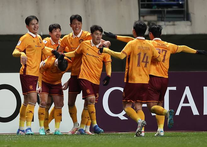 광주FC 선수들이 27일 아시아챔피언스리그엘리트 상하이 선화전에서 아사니가 선제골을 넣자 함께 기뻐하고 있다. 연합뉴스