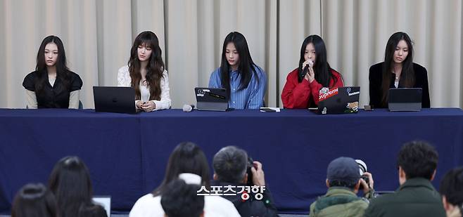 걸그룹 뉴진스가 28일 서울 강남구 모처에서 긴급 기자회견을 열고 있다. 다섯 멤버 모두 참석한 가운데 열린 이날 회견에서 뉴진스는 29일 자정부터 소속사 어도어와의 전속계약을 해지하겠다고 발표했다. 왼쪽부터 해린, 다니엘, 민지, 하니, 혜인. 사진공동취재단