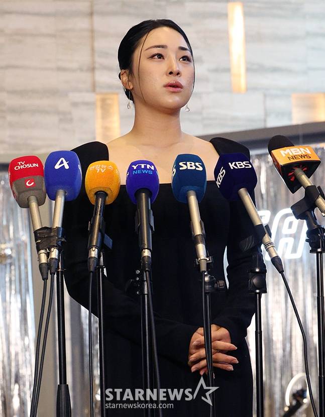 행사 전 취재진과 인터뷰를 하는 윤이나. /사진=김진경 대기자