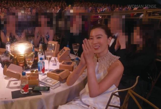 이정재가 넷플릭스 오리지널 시리즈 <오징어 게임>으로 제74회 에미상 드라마 시리즈 부문 남우주연상 수상자로 호명되자 환호하는 임세령 부회장의 모습(사진 Television Academy 유튜브 캡처).