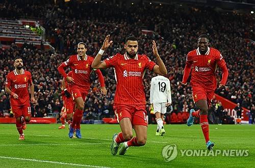 리버풀이 28일(한국시간) 영국 리버풀에 있는 안필드에서 열린 레알 마드리드(스페인)와의 2024-2025시즌 유럽축구연맹(UEFA) 챔피언스리그 리그 페이즈 5차전에서 2-0으로 승리했다.&nbsp;  음바페와 모하메드 살라가 모두 페널티킥을 실축했지만, 리버풀이 2골을 만들면서 레알을 홈에서 잡았다. 지난 2009년 챔피언스리그 조별리그에서 승리한 뒤 15년 만에 레알 상대 홈 승리를 따냈다.&nbsp;연합뉴스
