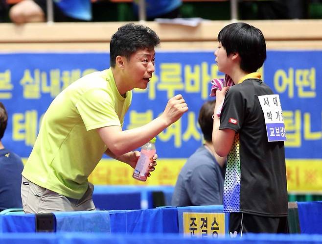 벤치를 보는 박경수 감독(왼쪽)과 초등학교 시절의 박가현 [박경수 감독 제공. 재판매 및 DB 금지]