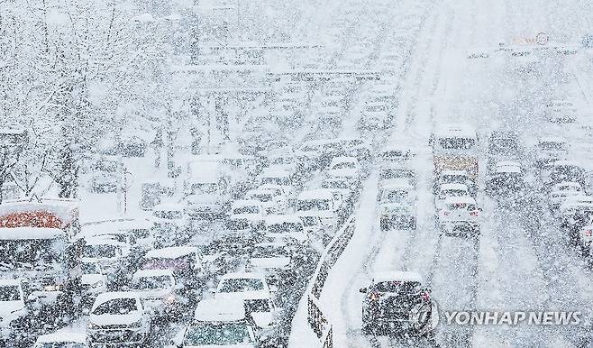 폭설에 서행하는 차량 [촬영 홍기원]