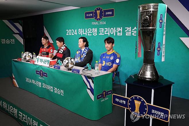 2024 코리아컵 결승전 미디어데이 (서울=연합뉴스) 서대연 기자 = 21일 오전 서울 종로구 축구회관에서 열린 2024 코리아컵 결승전 미디어데이 행사에 포항스틸러스와 울산 HD 감독 및 선수들이 참석하고 있다.     왼쪽부터 포항 스틸러스 한찬희, 박태하 감독, 울산 HD 김판곤 감독, 김민우. 2024.11.21 dwise@yna.co.kr