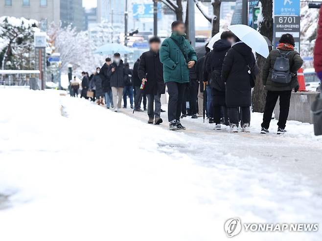 눈 내린 출근길 (서울=연합뉴스) 이지은 기자 = 이틀 연속 폭설이 내린 28일 오전 서울 중구 세종대로 일대에서 시민들이 출근하고 있다. 2024.11.28 jieunlee@yna.co.kr