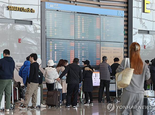 뜨지 않는 비행기 (영종도=연합뉴스) 류영석 기자 = 중부지방에 내린 많은 눈으로 항공기 운항에 차질이 빚어지고 있는 가운데 28일 인천국제공항 제2여객터미널 출발층 전광판에 여객기 결항 및 지연 안내가 다수 표시되고 있다. 2024.11.28 ondol@yna.co.kr