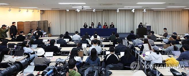 뉴진스, 전속계약 해지 관련 기자회견 (서울=연합뉴스) 김성민 기자 = 걸그룹 뉴진스가 28일 오후 서울 강남구 스페이스쉐어 삼성역센터에서 열린 전속계약 해지 관련 기자회견에 참석해 있다. 왼쪽부터 해린, 다니엘, 민지, 하니, 혜인. 2024.11.28 [공동취재] ksm7976@yna.co.kr