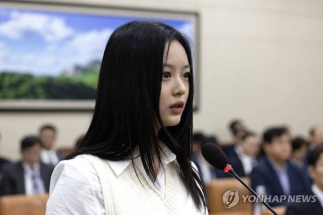 증언하는 뉴진스 하니 (서울=연합뉴스) 뉴진스 멤버 하니 팜이 15일 오후 서울 여의도 국회에서 열린 환경노동위원회의 경제사회노동위원회, 중앙노동위원회, 최저임금위원회 등에 대한 국정감사에서 직장 내 괴롭힘 문제와 관련해 증언하고 있다. 2024.10.15 [국회사진기자단] photo@yna.co.kr