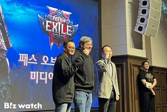 (왼쪽부터)김상구 카카오게임즈 본부장, 조나단 로저스 그라인딩 기어 총괄 디렉터, 한상우 카카오게임즈 대표가 '패스 오브 엑자일 2' 기자 간담회에서 기념촬영을 하고 있다. /사진=비즈워치