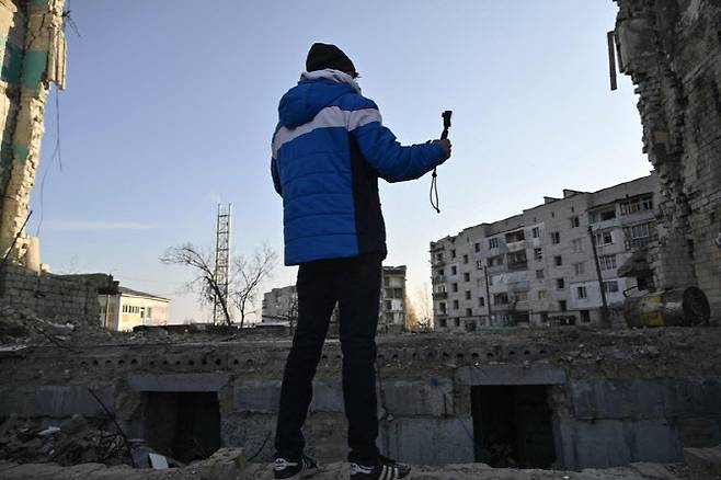 스페인 관광객 알베르토 블라스코 벤타스가 7일(현지시간) 우크라이나 수도 키이우 인근 도시 보로디얀카에서 러시아의 침공으로 파괴된 주거용 건물을 바라보고 있다.(사진=AFP 연합뉴스)
