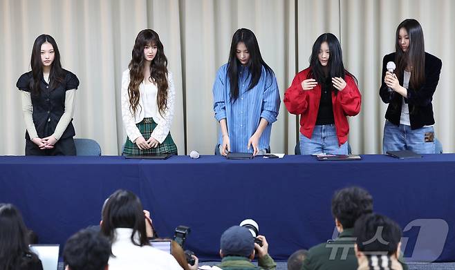걸그룹 뉴진스가 28일 오후 서울 강남구 스페이스쉐어 삼성역센터에서 열린 전속계약 해지 관련 기자회견에 참석해 있다. 왼쪽부터 해린, 다니엘, 민지, 하니, 혜인. (공동취재) 2024.11.28/뉴스1 ⓒ News1 권현진 기자