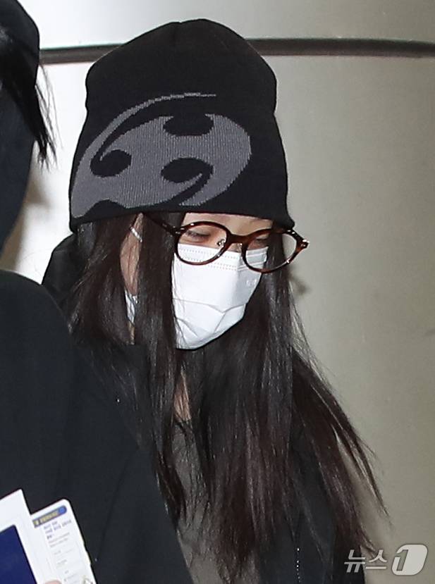 걸그룹 뉴진스 해린이 일본 도쿄 마쿠하리 멧세에서 열리는 '카운트다운 재팬 24/25(COUNTDOWN JAPAN 24/25)’ 일정을 위해 29일 오전 김포국제공항을 통해 일본 도쿄로 출국하고 있다. 2024.11.29/뉴스1 ⓒ News1 권현진 기자