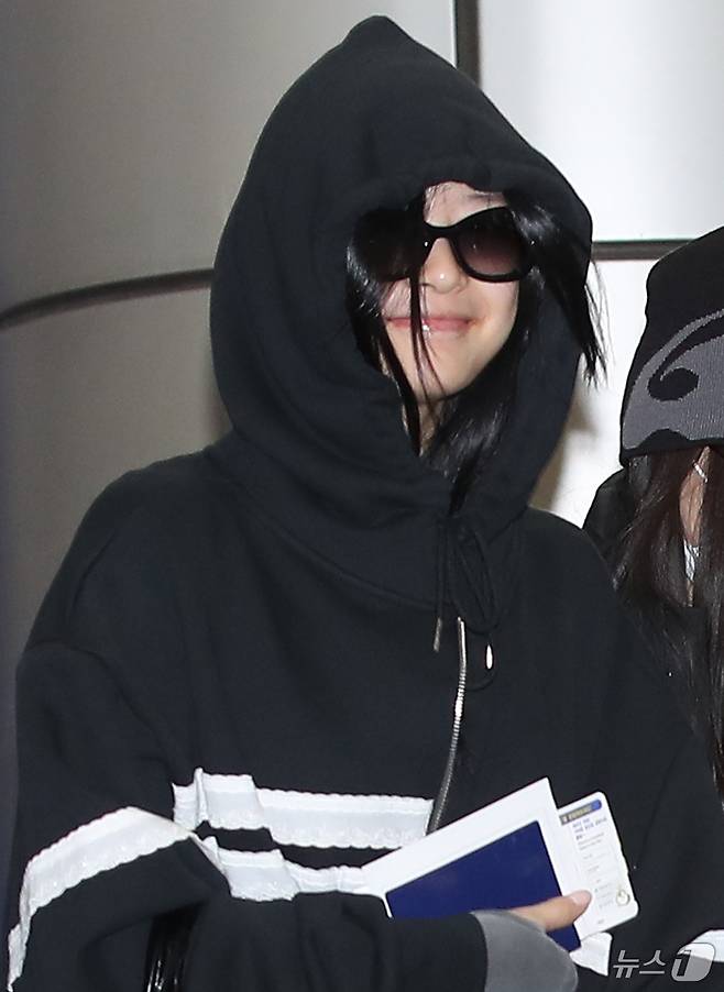 걸그룹 뉴진스 하니가 일본 도쿄 마쿠하리 멧세에서 열리는 '카운트다운 재팬 24/25(COUNTDOWN JAPAN 24/25)’ 일정을 위해 29일 오전 김포국제공항을 통해 일본 도쿄로 출국하고 있다. 2024.11.29/뉴스1 ⓒ News1 권현진 기자