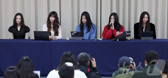 그룹 뉴진스가 28일 서울 강남구 스페이스쉐어 삼성역센터에서 어도어와의 전속계약 해지 관련 긴급 기자회견을 하고 있다. 왼쪽부터 해린, 다니엘, 하니, 민지, 혜인. (공동취재) 2024.11.28/뉴스1 ⓒ News1 권현진 기자