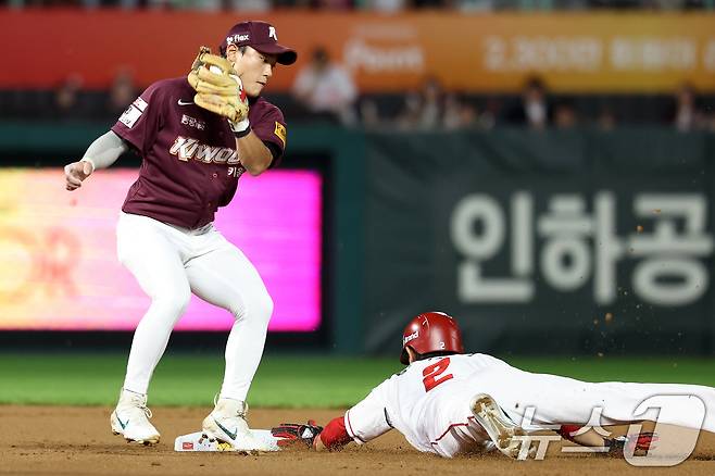 30일 오후 인천 미추홀구 SSG 랜더스필드에서 열린 프로야구 '2024 신한 SOL Bank KBO리그' 키움 히어로즈와 SSG 랜더스의 경기 1회말 1사 주자 2루 상황에서 SSG 박성한이 2루 도루에 성공하고 있다. 2024.9.30/뉴스1 ⓒ News1 민경석 기자