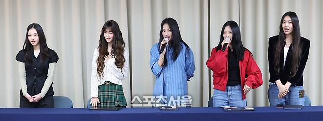 걸그룹 뉴진스가 28일 오후 서울 강남구 스페이스쉐어 삼성역센터에서 열린 전속계약 해지 관련 기자회견에 참석해 있다. 왼쪽부터 해린, 다니엘, 민지, 하니, 혜인. 사진 | 공동취재단