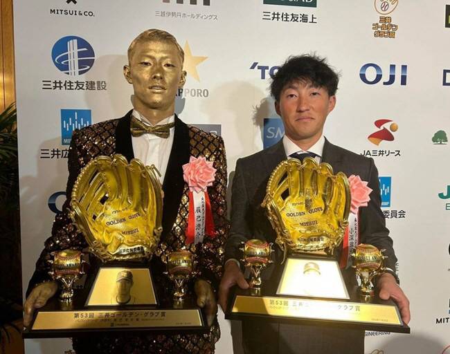 얼굴과 손에 금칠을 하고 금색 수트를 입고 골든글러브 시상식에 참석한 다쓰미 료스케(왼쪽). 사진=라쿠텐 골든이글스 공식 SNS