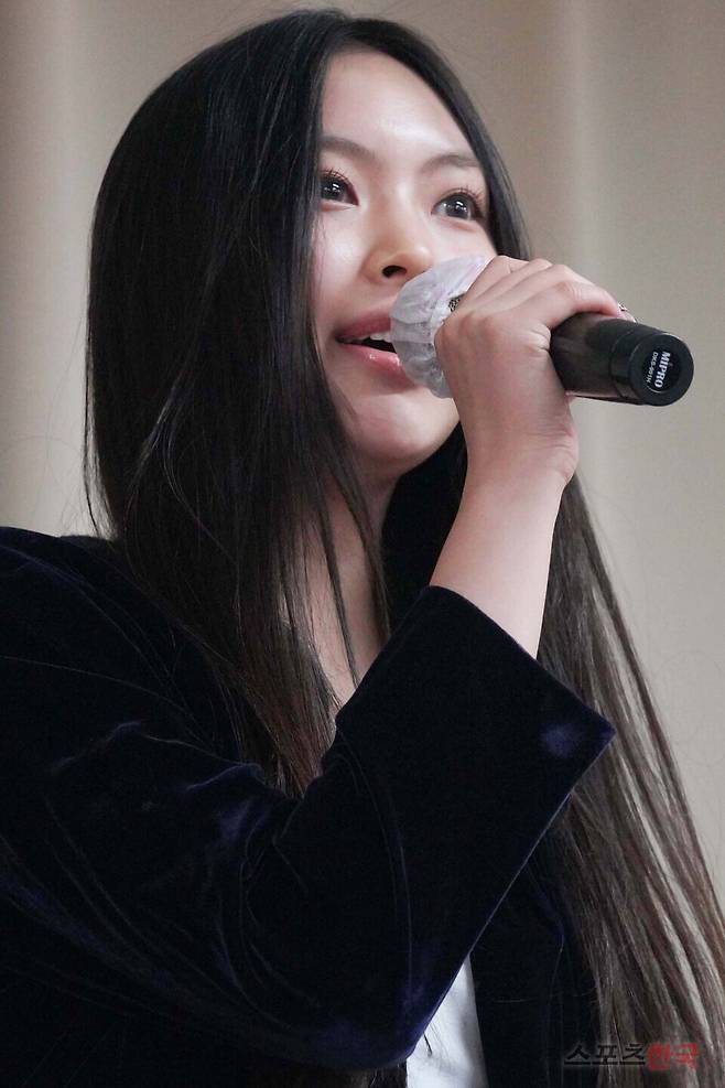 하이브(HYBE) 소속 어도어(ADOR) 엔터와 전속계약 해지 관련 기자회견에 참석한 그룹 뉴진스(NewJeans) 혜인. 24.11.28 사진=사진공동취재단