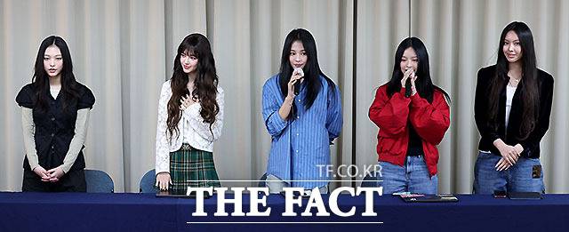 어도어가 소속 그룹 뉴진스가 내용증명을 통해 요구한 사항들에 대해 26페이지 분량으로 답했다. 사진은 28일 뉴진스 긴급 기자회견 당시 모습. /박헌우 기자