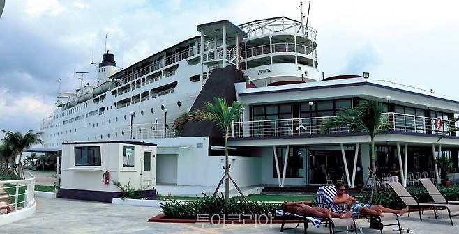 둘로스 포스 더 쉽 호텔(doulos phos ship hotel)