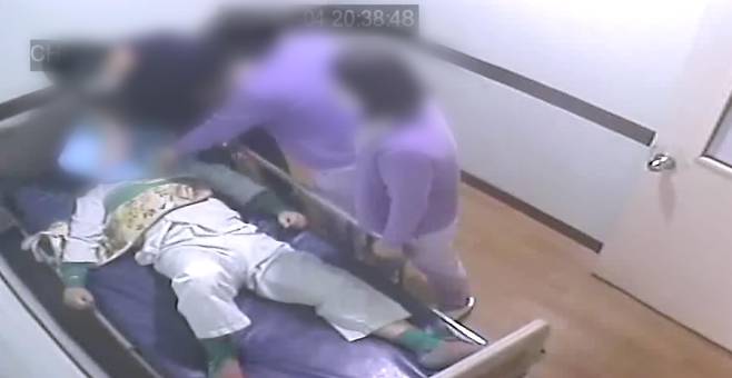 한 의료진이 5포인트 강박 상태에 놓인 김영수(가명) 씨가 항의를 하자 화를 내며 침구로 그의 머리를 누르는 모습이 CCTV에 포착됐다