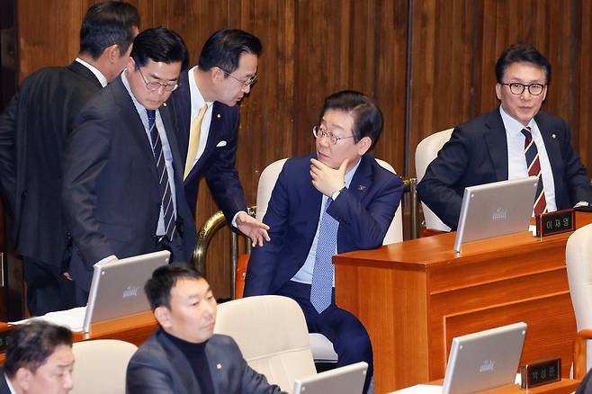 이재명 더불어민주당 대표와 박찬대 원내대표, 박성준 원내수석부대표가 28일 오후 서울 여의도 국회에서 열린 제418회국회(정기회) 제13차 본회의에서 대화하고 있다. /뉴스1