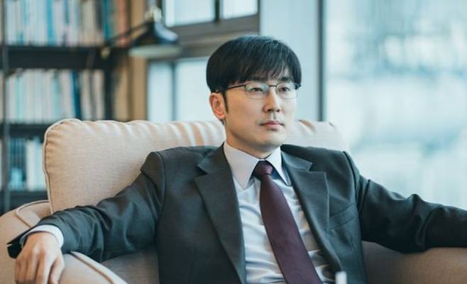 '열혈사제2'에서 흙수저 출신이지만 초고속 승진을 이뤄낸 부산 남부지청 마약팀 부장검사 남두헌 역을 맡은 서현우. 능수능란한 부산사투리는 기본. 마약 카르텔과 손잡는 부패비리 검사 그 자체로 현실감 넘치는 연기를 통해 서현우라는 이름을 각인시켰다. /SBS