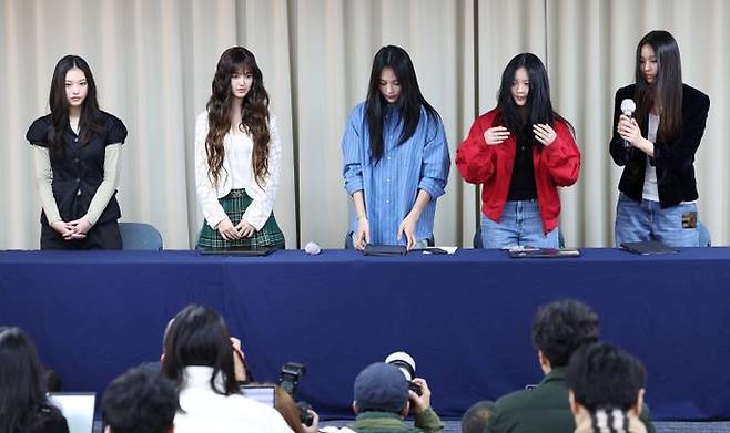 그룹 뉴진스가 28일 서울 강남구 스페이스쉐어 삼성역센터에서 어도어와의 전속계약 해지 관련 긴급 기자회견을 하고 있다. 왼쪽부터 해린, 다니엘, 하니, 민지, 혜인.ⓒ뉴시스