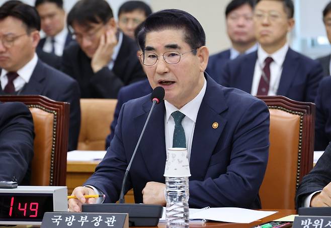 김용현 국방부 장관이 28일 오전 서울 여의도 국회에서 열린 국방위원회 전체회의에서 의원 질의에 답변하고 있다. 2024.11.28.  서울=뉴시스
