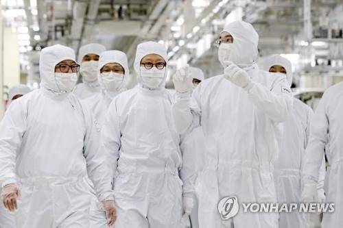 이재용 삼성전자 회장이 지난해 2월 17일 삼성전자 천안캠퍼스를 찾아 패키지 라인을 둘러보고 사업전략을 점검하고 있다. 삼성전자 제공