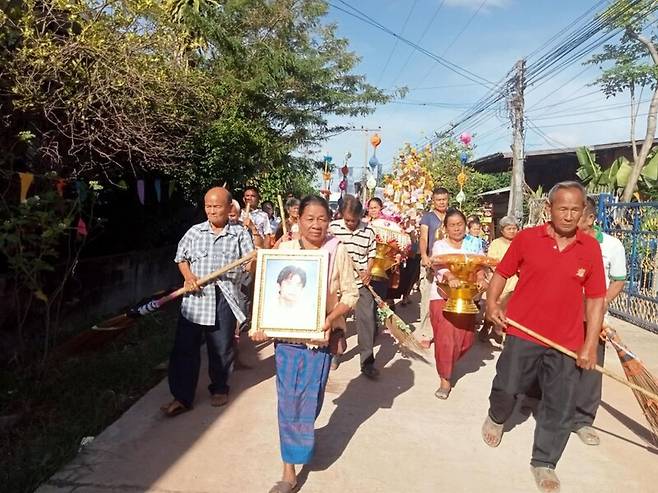 지난해 3월 한국에서 사망 뒤 일터 주변 야산에 유기된 태국인 분추 프라바세눙의 장례가 고국에서 치러지고 있다. 분추의 죽음에 얽힌 이야기는 다음달 2일 공개된다. 분추 가족 제공.