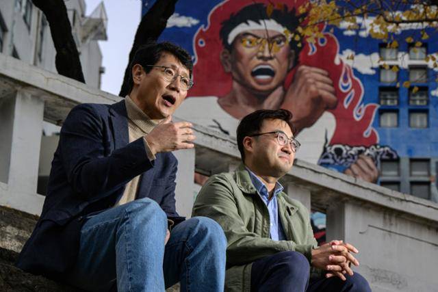 경희대 시국선언문 작성에 참여한 김진해(왼쪽) 후마니타스칼리지 교수와 장문석 국문과 교수가 시국선언문 작성 뒷얘기를 들려주고 있다. 하상윤 기자