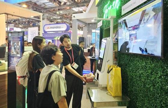 지난 6월 ‘NRF APAC’에서 신세계아이앤씨의 AI 비전 셀프계산대 솔루션을 체험 중인 관람객들.