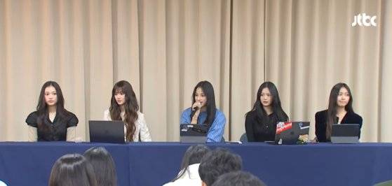 뉴진스 멤버들은 28일 기자회견을 통해 ″29일로 하이브를 떠난다. 가능하다면 민희진 전 대표와 함께하고 싶다″고 말했다. 사진 JTBC