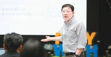 GS 허태수 회장이 GS그룹의 디지털 혁신을 주도하는 52g 협의체 모임에 참여해 현장 직원의 자발적 혁신 참여의 중요성을 강조하고 있다. [사진 GS그룹]