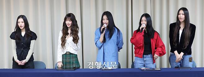 걸그룹 뉴진스가 28일 오후 서울 강남구 스페이스쉐어 삼성역센터에서 열린 전속계약 해지 관련 기자회견에 참석해 있다. 왼쪽부터 해린, 다니엘, 민지, 하니, 혜인. 2024.11.28 권도현 기자