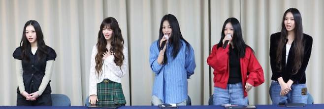 걸그룹 뉴진스가 28일 오후 서울 강남구 스페이스쉐어 삼성역센터에서 열린 전속계약 해지 관련 기자회견에 참석해 있다. 왼쪽부터 해린, 다니엘, 민지, 하니, 혜인. 연합뉴스