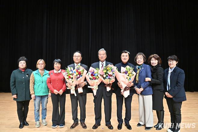 김태흠 충남지사(오른쪽 4번째)는 29일 천안 성환문화회관에서 열린 종축장이전개발 범천안시민추진위원회 창설 29주년 기념 결의대회에 참석했다.