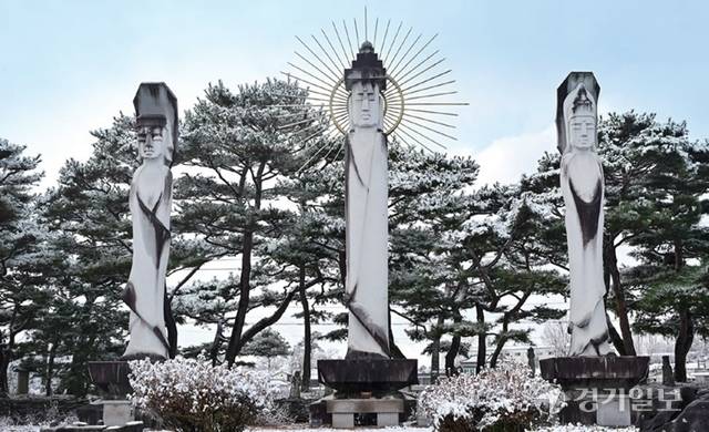 목아박물관에 입장하면 가장 크게 보이는 ‘석조미륵삼존불’. 홍기웅기자