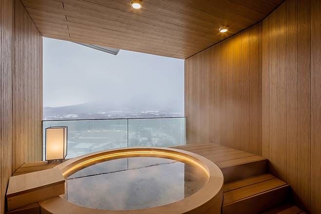 프라이빗한 인피티니 온천 / 사진=MUWA NISEKO
