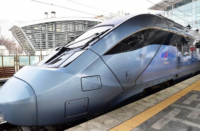 한국철도공사(코레일)는 지난 27일 동력분산식 고속철도 차량인 KTX-이음 8종과 도시철도 차량에 사용되는 10개의 핵심 부품 국산화에 성공했다. 코레일의 부품사업 성과의 가장 큰 수혜자로 현대로템이 거론된다. /사진=임한별 기자