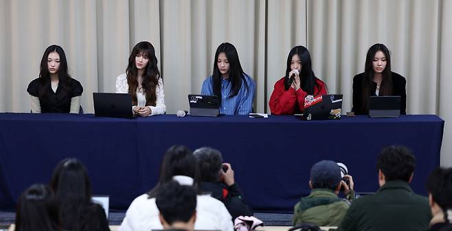 걸그룹 뉴진스가 28일 오후 서울 강남구 스페이스쉐어 삼성역센터에서 열린 전속계약 해지 관련 기자회견에 참석해 있다. 왼쪽부터 해린, 다니엘, 민지, 하니, 혜인. 2024.11.28 [공동취재]