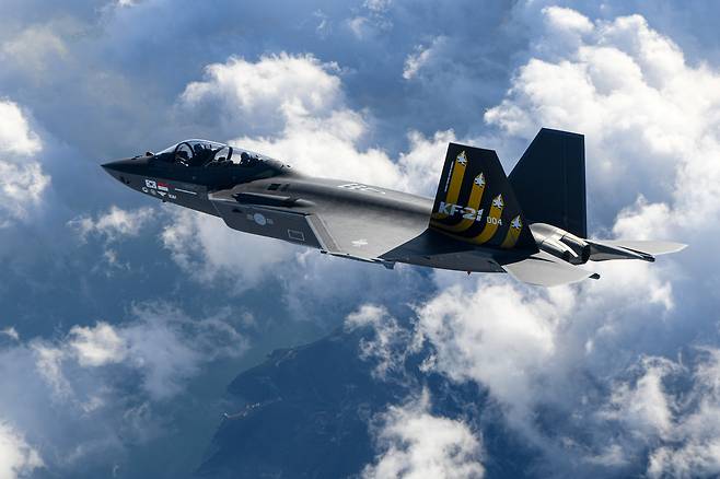 KF-21 1000소티 비행 중인 시제 4호기.[방사청 제공]