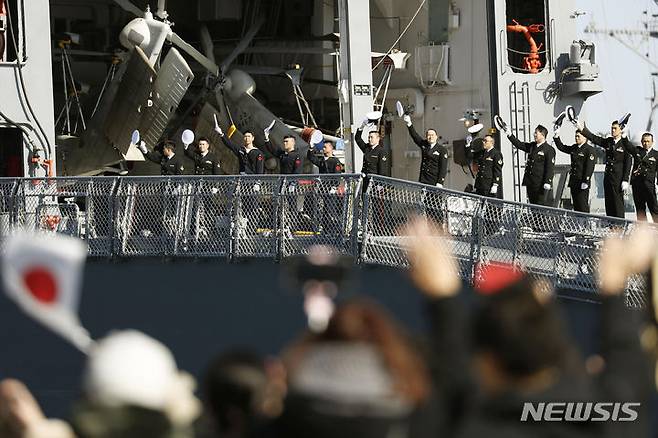 [요코하마=AP/뉴시스]사진은 일본 해상자위대 대원들이 2020년 2월 도쿄 남부 요코스카 기지를 떠나 중동으로 떠나기 전 호위함 '다카나미'호에서 가족과 친척들에게 손을 흔들고 있는 모습. 기사와 사진은 직접적인 관련 없음. 2024.11.29.