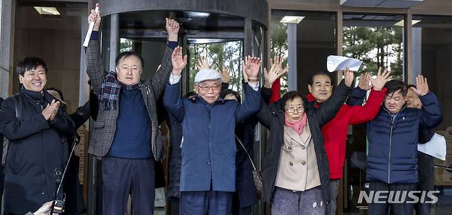 [서울=뉴시스] 정병혁 기자 = 일제 강제동원 피해자 유가족들이 지난해 12월28일 서울 서초구 대법원에서 열린 일본 미쓰비시중공업 등을 상대로 낸 손해배상 청구소송 상고심에서 승소한 뒤 기뻐하고 있다. 이날 대법원 3부(주심 안철상 대법관)는 고 홍순의씨 등 14명과 유족들이 미쓰비시중공업을 상대로 낸 14억 원 상당의 손해배상 청구소송에서 원고 승소 판결을 28일 확정했다. 2023.12.28. jhope@newsis.com