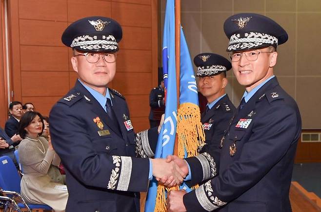 [부산=뉴시스] 공군 제5공중기동비행단(이하 5비)은 29일 부산기지 강당에서 공중기동정찰사령관 주관으로 제37대 단장 강근신(공사 44기) 준장 취임식을 개최했다고 밝혔다. (사진=공군 5비 제공) 2024.11.29. photo@newsis.com *재판매 및 DB 금지