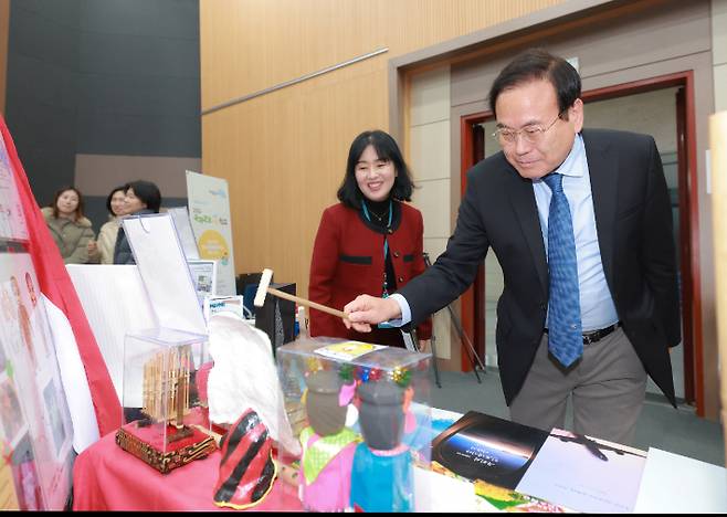 서거석 전북교육감이 29일 국제교류수업 학교 성과발표회에 출품된 작품을 살펴보고 있다. 전북교육청 제공