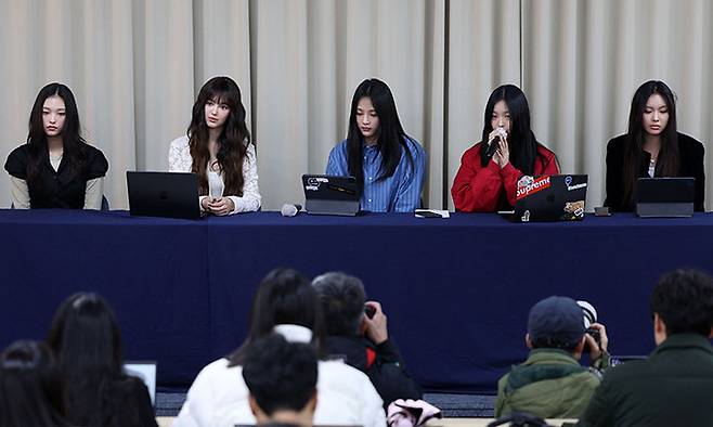 그룹 뉴진스가 28일 서울 강남구 스페이스쉐어 삼성역센터에서 어도어와의 전속계약 해지 관련 긴급 기자회견을 하고 있다. 왼쪽부터 해린, 다니엘, 하니, 민지, 혜인. 공동취재
