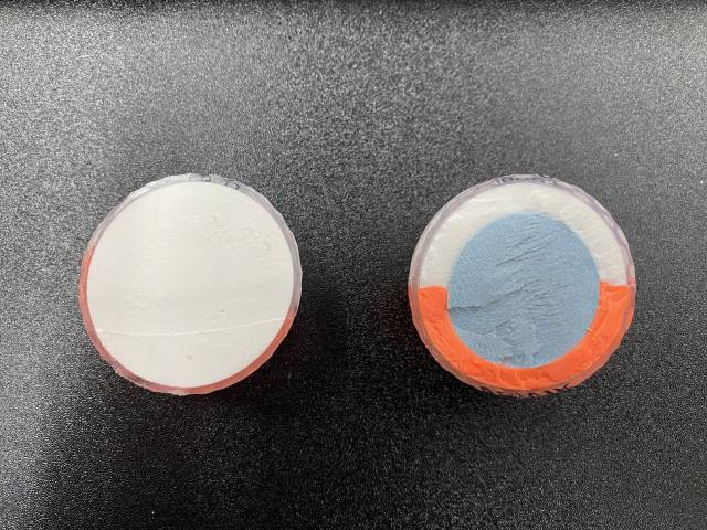 A 브랜드의 짝퉁 볼(왼쪽)과 진품 볼의 내부 모습. 짝퉁 볼은 2피스, 진품은 3피스 구조로 확연히 다르다. 또한 무른 소재로 만들어진 짝퉁 볼은 공업용 가위로 잘랐을 때 단면이 매끈하다. 그만큼 무르다는 뜻이다. 진품 볼은 조직이 치밀하기 때문에 자르기도 힘들고, 단면도 거칠게 나타난다.